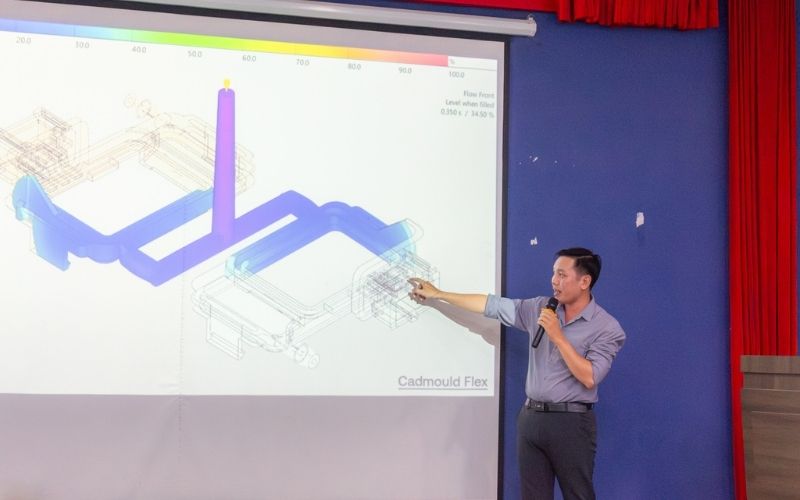 Ông Nguyễn Hoài Phong trình bày về giải pháp Cadmould Flex