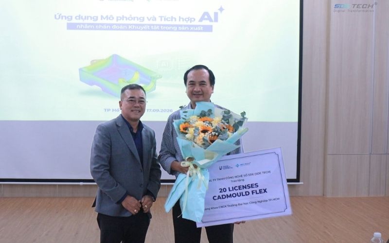 Ông Nguyễn Hữu Phước trao tặng 20 license Cadmould Flex cho đại diện Trường IUH