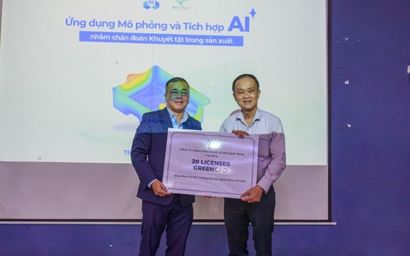 Ông Nguyễn Hữu Phước trao tặng 20 license GreenCAD cho đại diện Trường Bách Khoa TPHCM